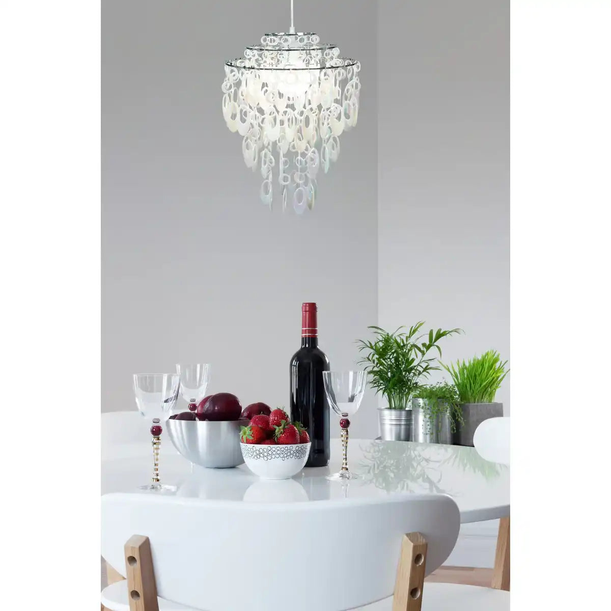 Deko-Pendelleuchte "LINA" in Chrom und Perlmutt, moderner Kronleuchter aus Metall und Kunststoff, mit E27-Fassung, für Esszimmer, Wohnzimmer, Diele oder Büro, 50 cm hoch Ø32 cm