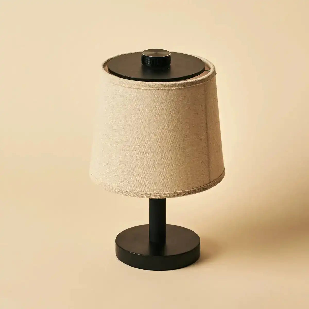 Rover Schwarze Holzlampe - wiederaufladbar, schnurlos und dimmbarer Schatten