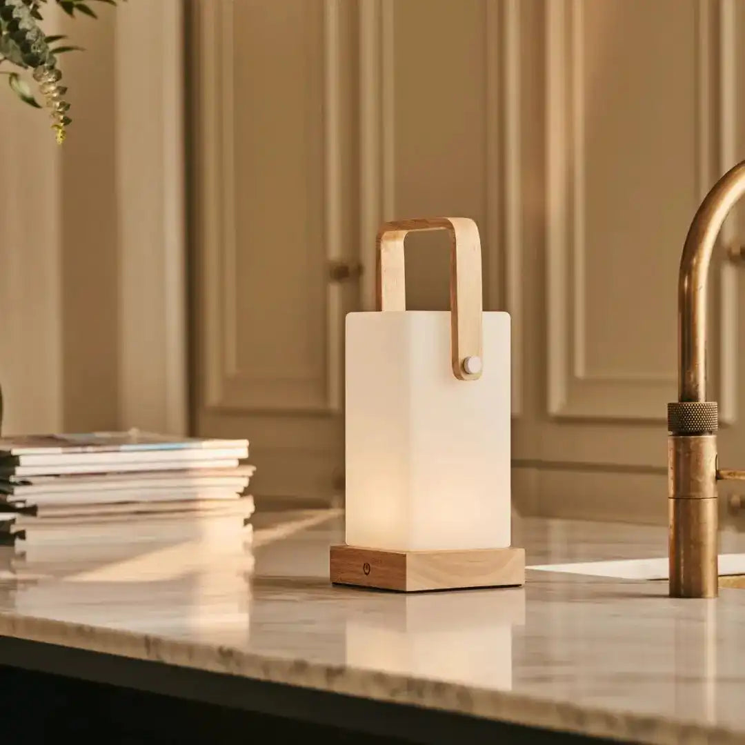 Harper Hellbraune Holzlampe – kabellose wiederaufladbare Tischlampe mit Griff