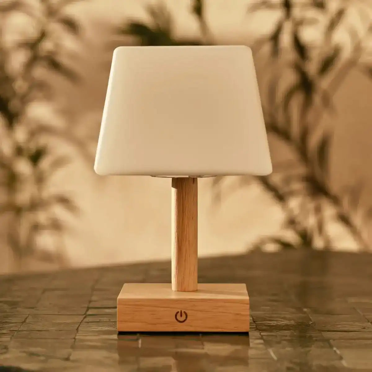 Tommy hellbraune Holztischlampe mit Glas - wiederaufladbare, dimmbare Lampe, kabelloser Beleuchtung