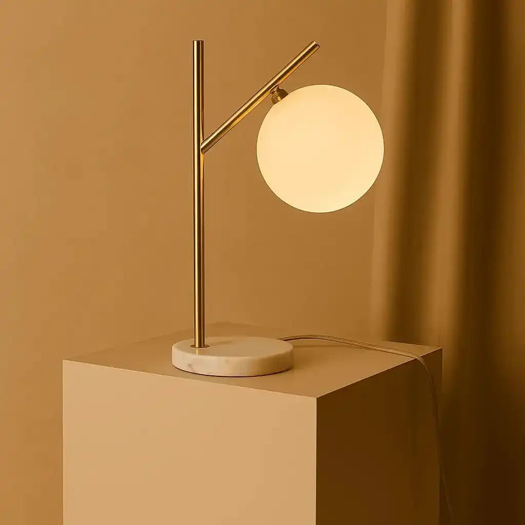 Madison Marmorlampe mit Milchglaskugel – Elegante Tischlampe