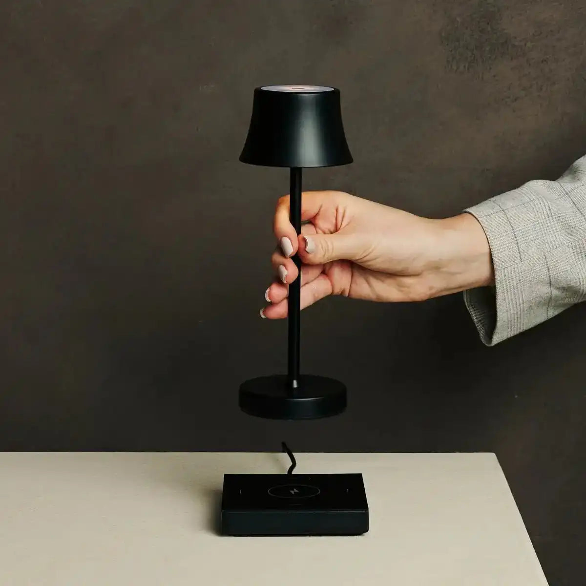 De pijp Mini Midnight Black Black wiederaufladbare Tischlampe - drahtloses Laden, dimmbare Lampe und 3 Lichtfarben