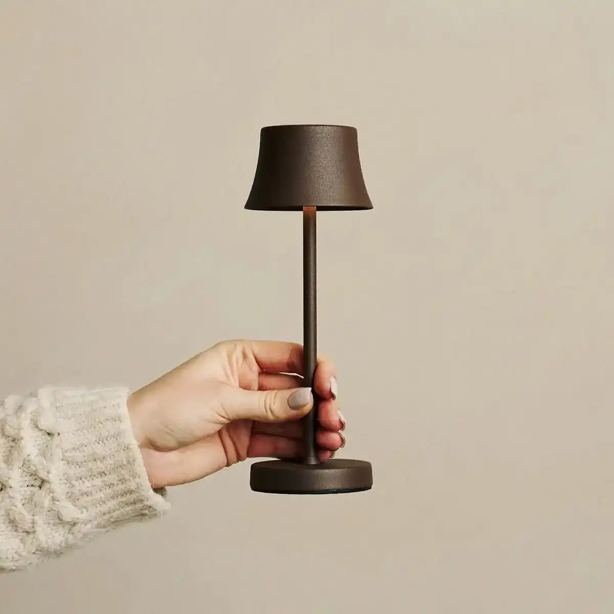 Combi Set Professional-8 x de pijp Mini Mocha Brown wiederaufladbare Tischlampen & 1 x Zentralstation Wireless Ladestation mit Qi-Technologie