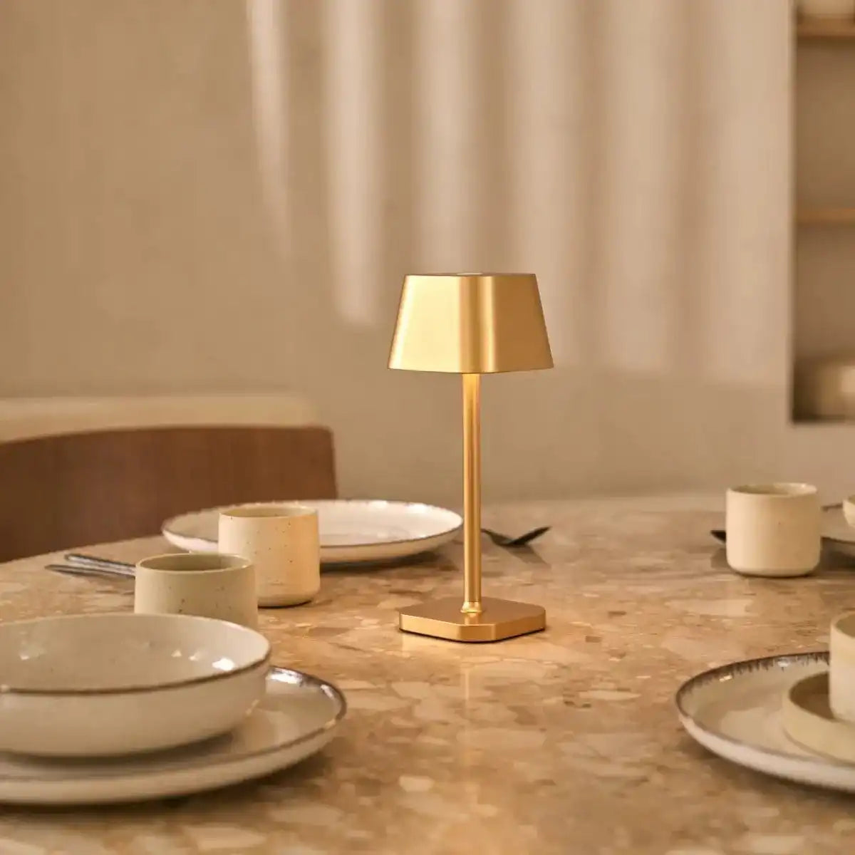 Ava Gold wiederaufladbare Tischlampe | Kabellos, dimmbar und stilvoll