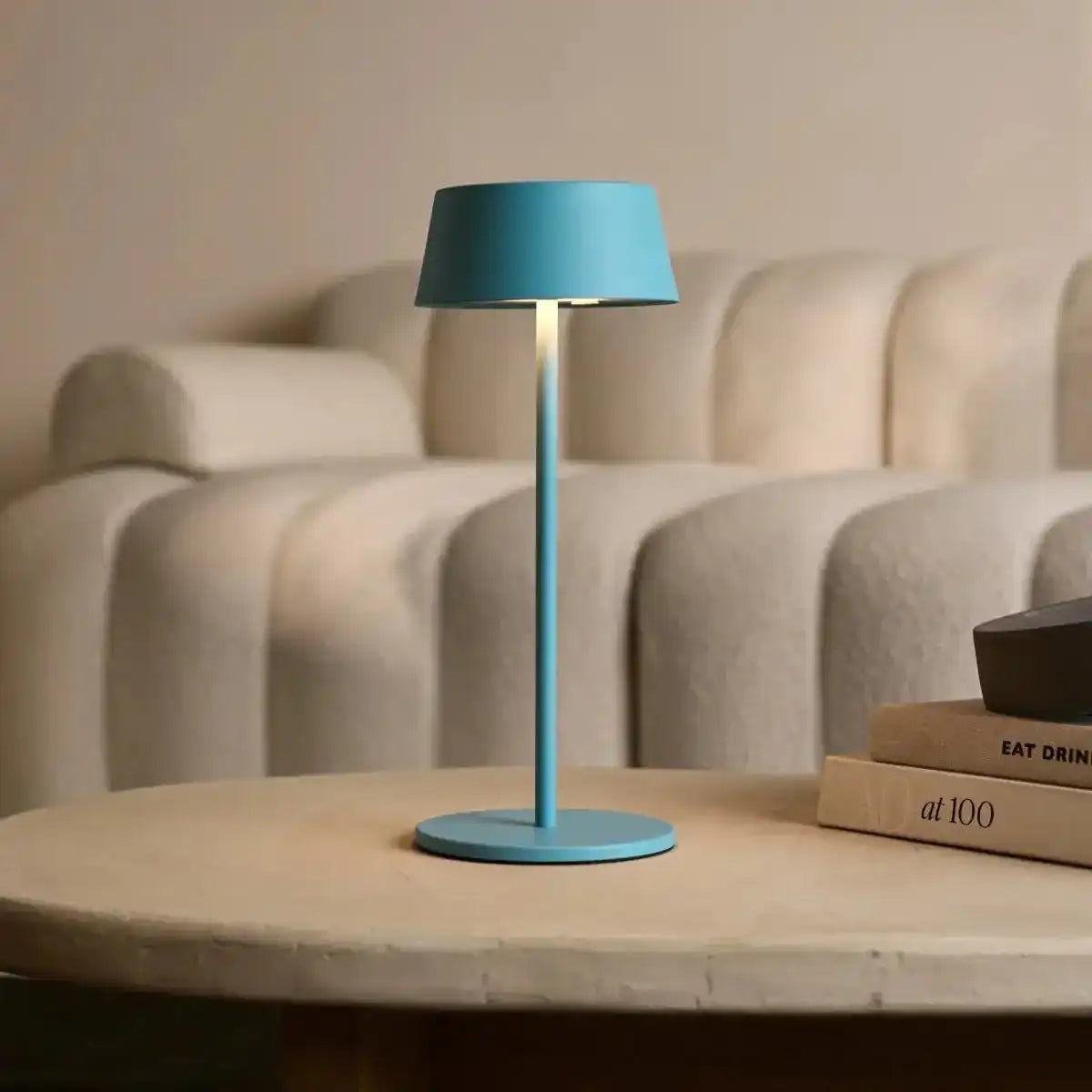 Hugo Amsterdams blaue wiederaufladbare Tischlampe aus Eisen – dimmbar, stilvoll und kabellos