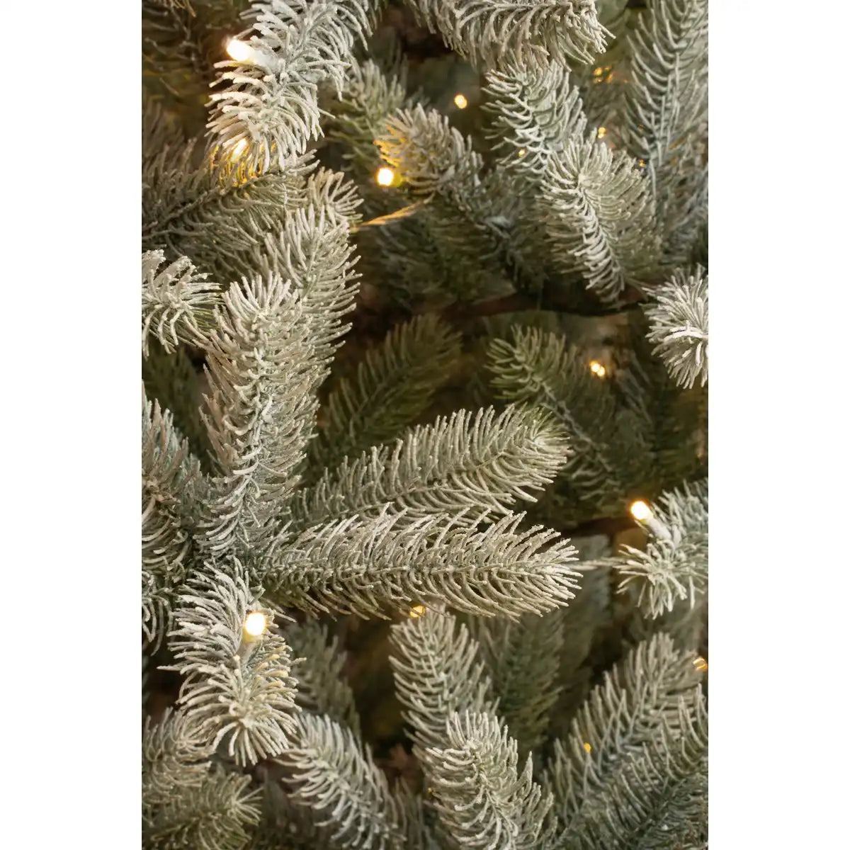 Künstlicher Weihnachtsbaum mit warmweißer LED-Beleuchtung – H210 x Ø115 cm – grün gefrostet