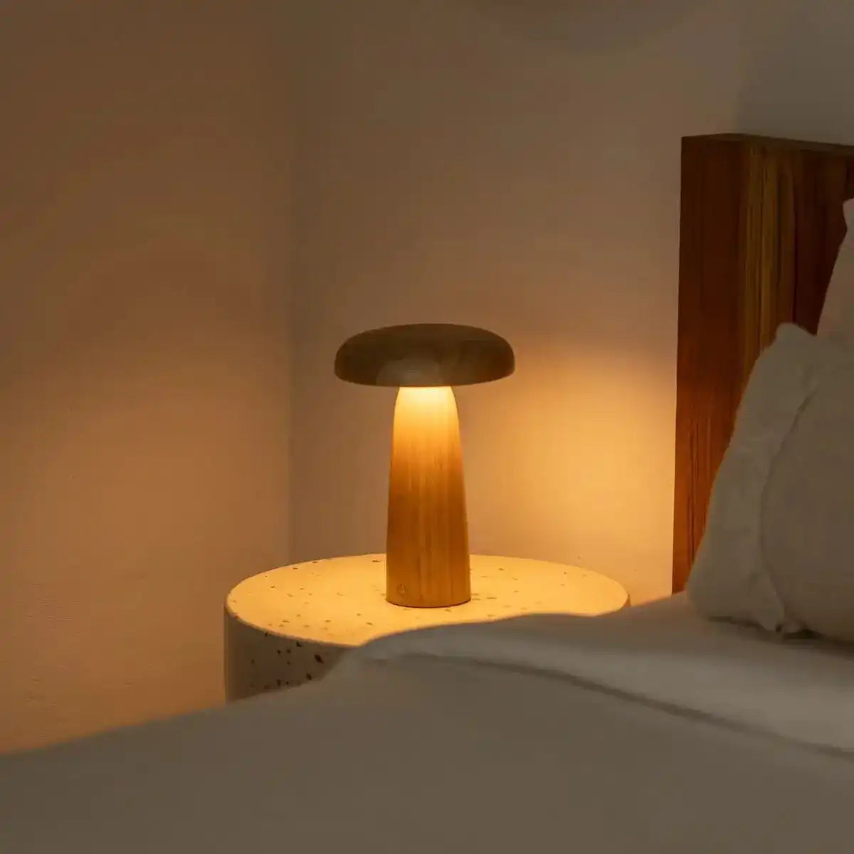 Lennart Tischlampe aus Holz – wiederaufladbare, dimmbare und kabellose Beleuchtung