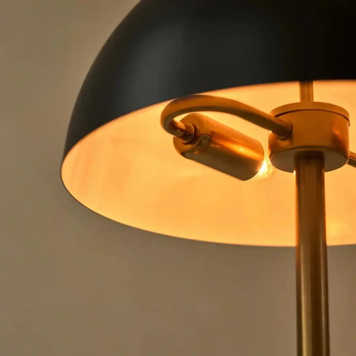 Lola Gold & Black Tischlampe – Elegantes Metalldesign mit Ein-/Ausschalter