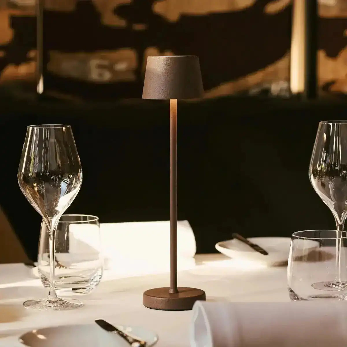 Vondel Mokka Brown wiederaufladbar und schnurloses Lampe perfekt für die Hotellerie - drahtlos wiederaufladbar über Ladestation