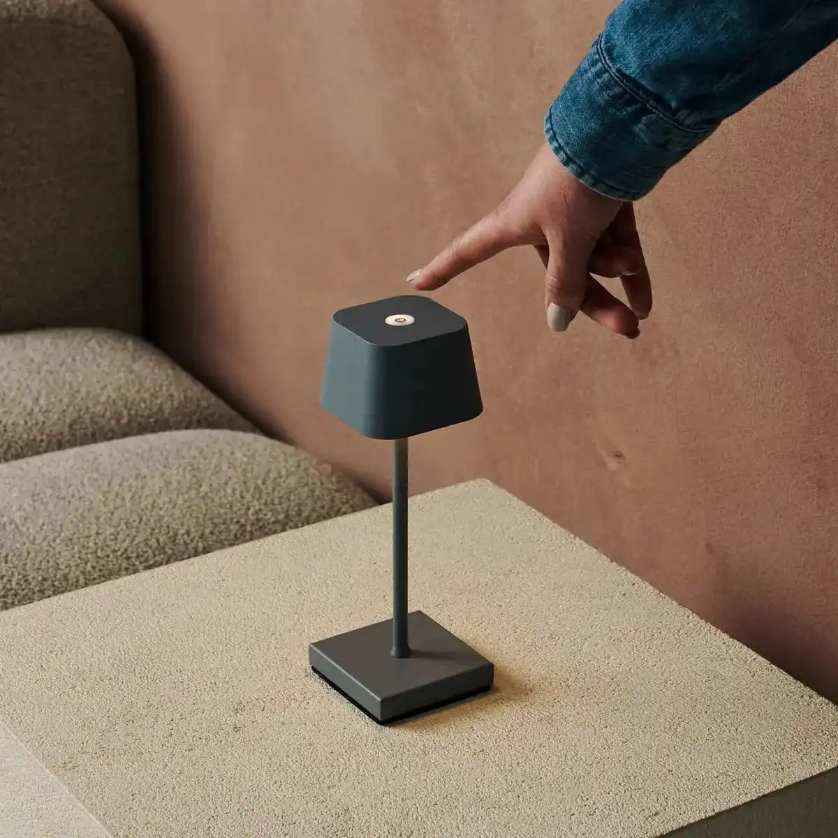 Sarphati Mini -Maus grauer kordelloser Tischlampe -drahtlos wiederaufladbar über Ladestation, dimmbare Lampe und 3 Lichtmodi