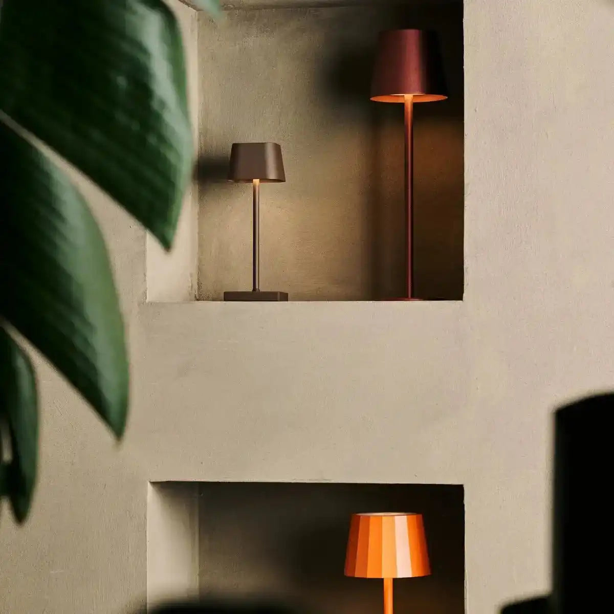 Sarphati Mini Mokka Braune Schnurkabellampe - drahtlos wiederaufladbar über Ladestation, dimmbare Lampe und 3 Lichtmodi