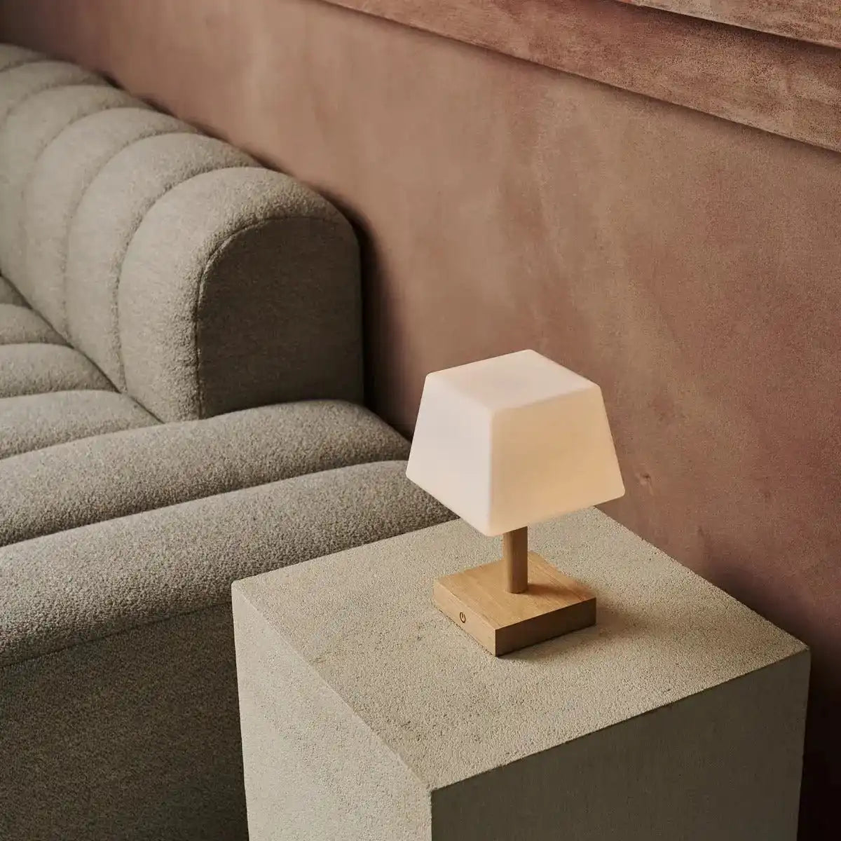Tommy hellbraune Holztischlampe mit Glas - wiederaufladbare, dimmbare Lampe, kabelloser Beleuchtung