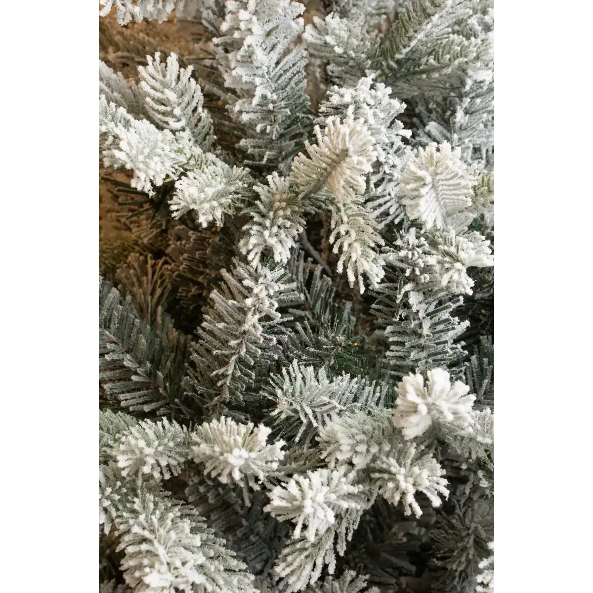 Künstlicher Weihnachtsbaum – H215 x Ø152 cm – Grün gefrostet
