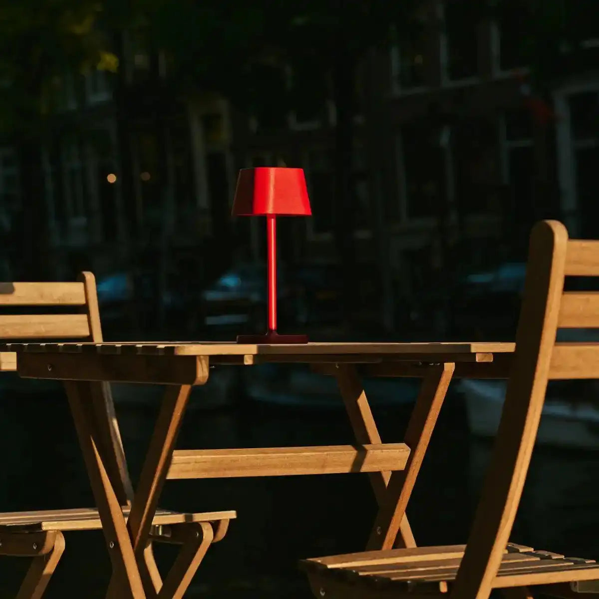 Ava Berry Red wiederaufladbare Tischlampe | Stilvoller, schnurloser Lampe und dimmbar