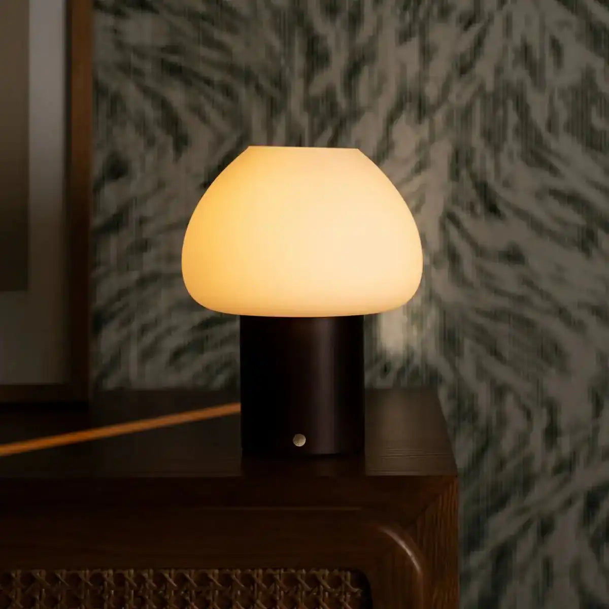 Dunkelbraune Holzlampe Fynn – wiederaufladbares und dimmbares Licht