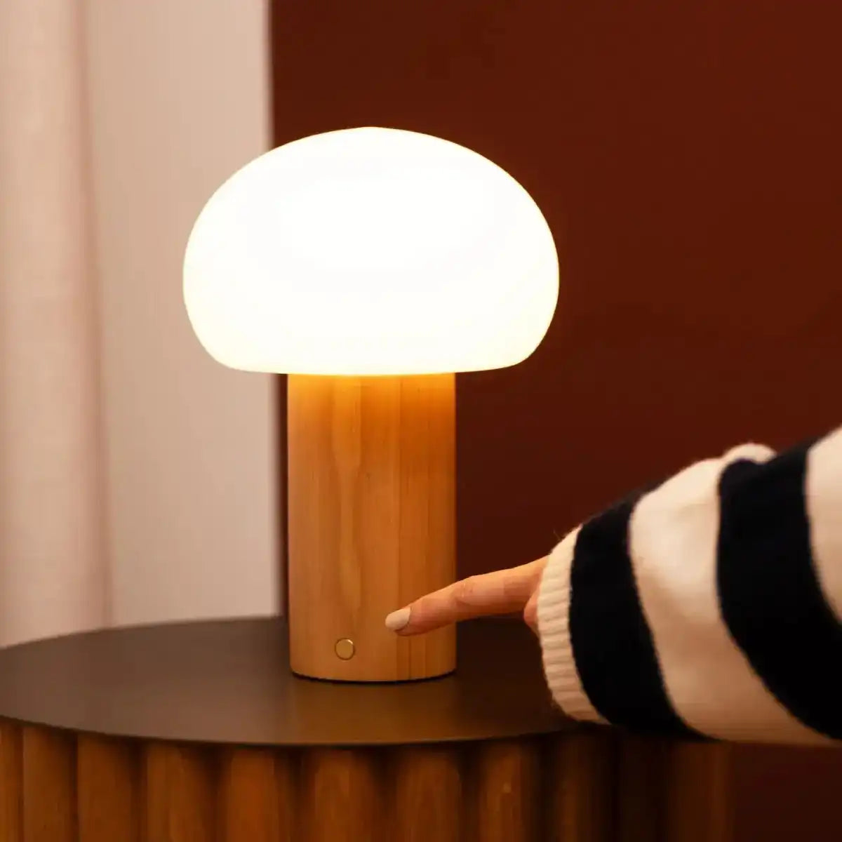 Sam hellbraunes Holztischlampe mit Glas & wiederaufladbarem Akku | Dimmbare und vielseitige Beleuchtung