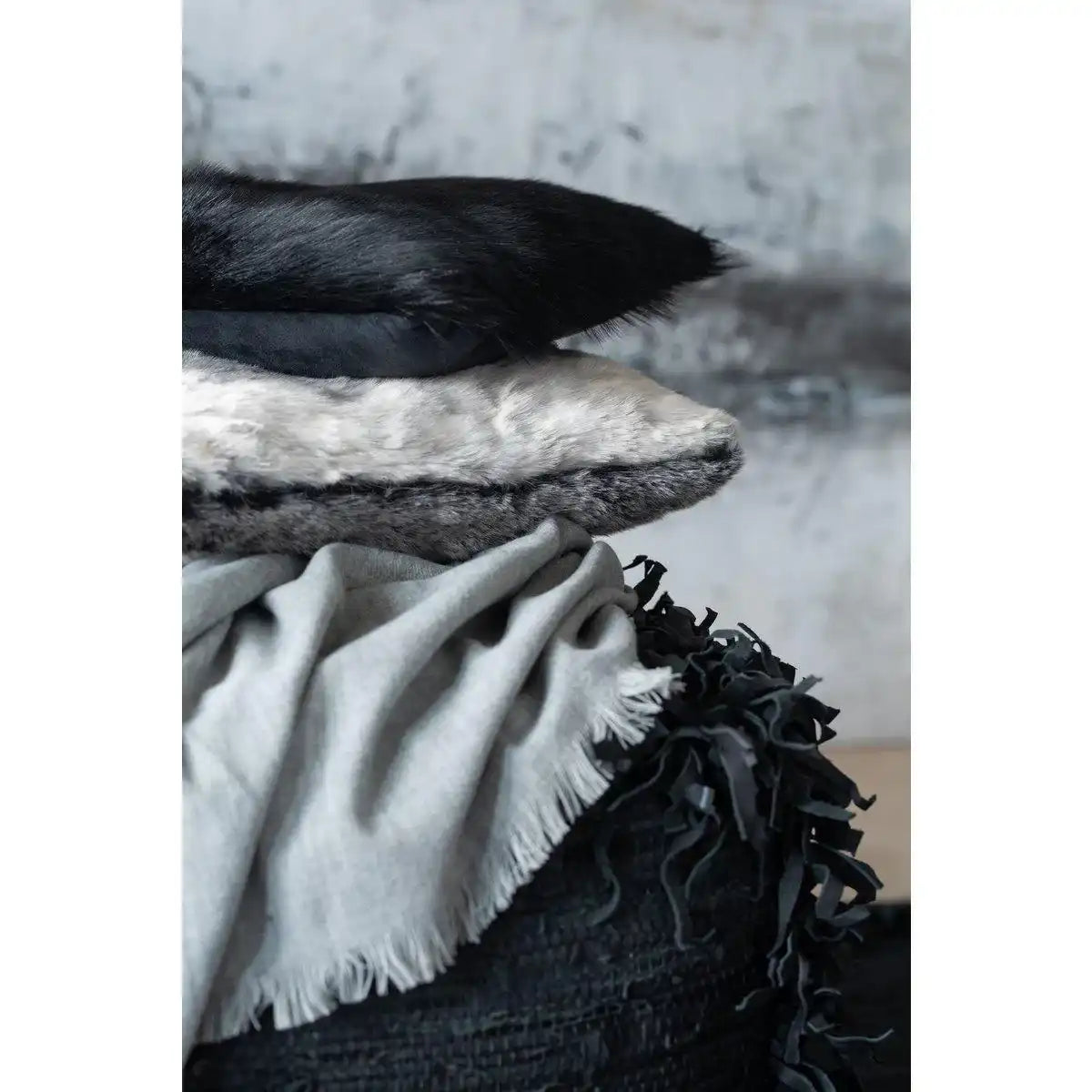 J-Line Kissen Ziegenleder – Kunstfell – Schwarz - HomeDesign Knaus