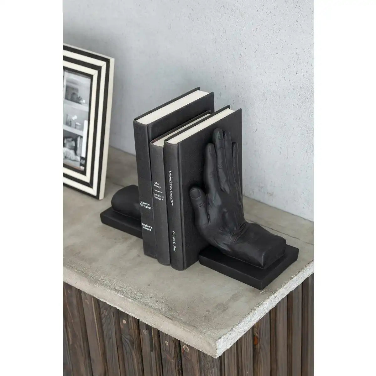 J-Line S/2 Buchstütze Hände Poly Schwarz - HomeDesign Knaus