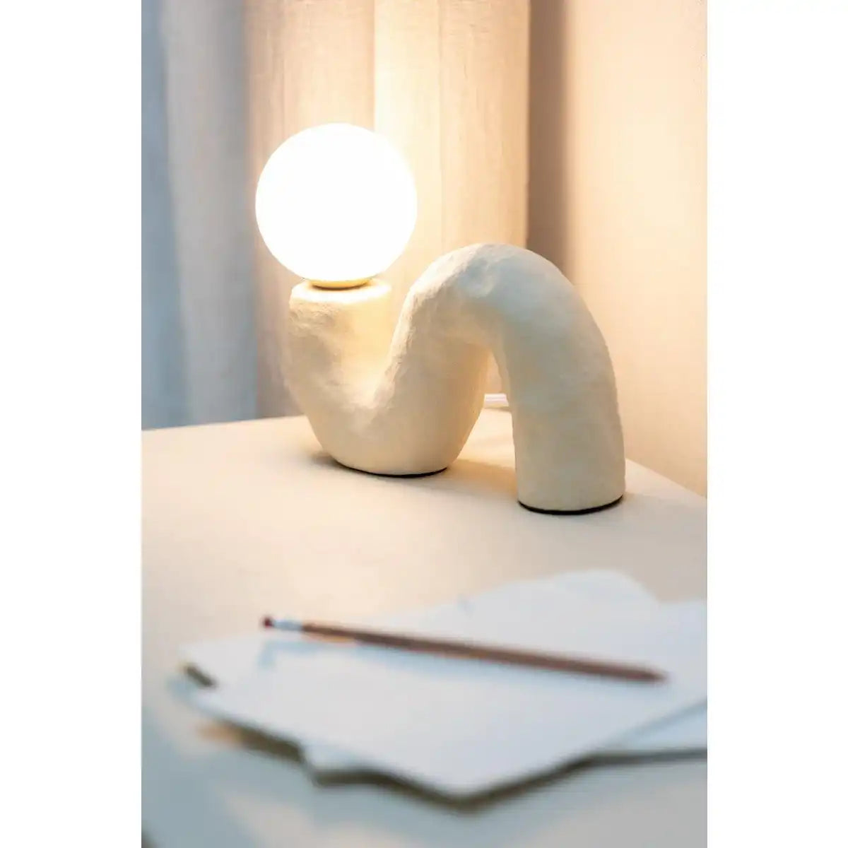 J-Line Tischlampe, gebogene Glaskugel, Steingut, Beige - HomeDesign Knaus