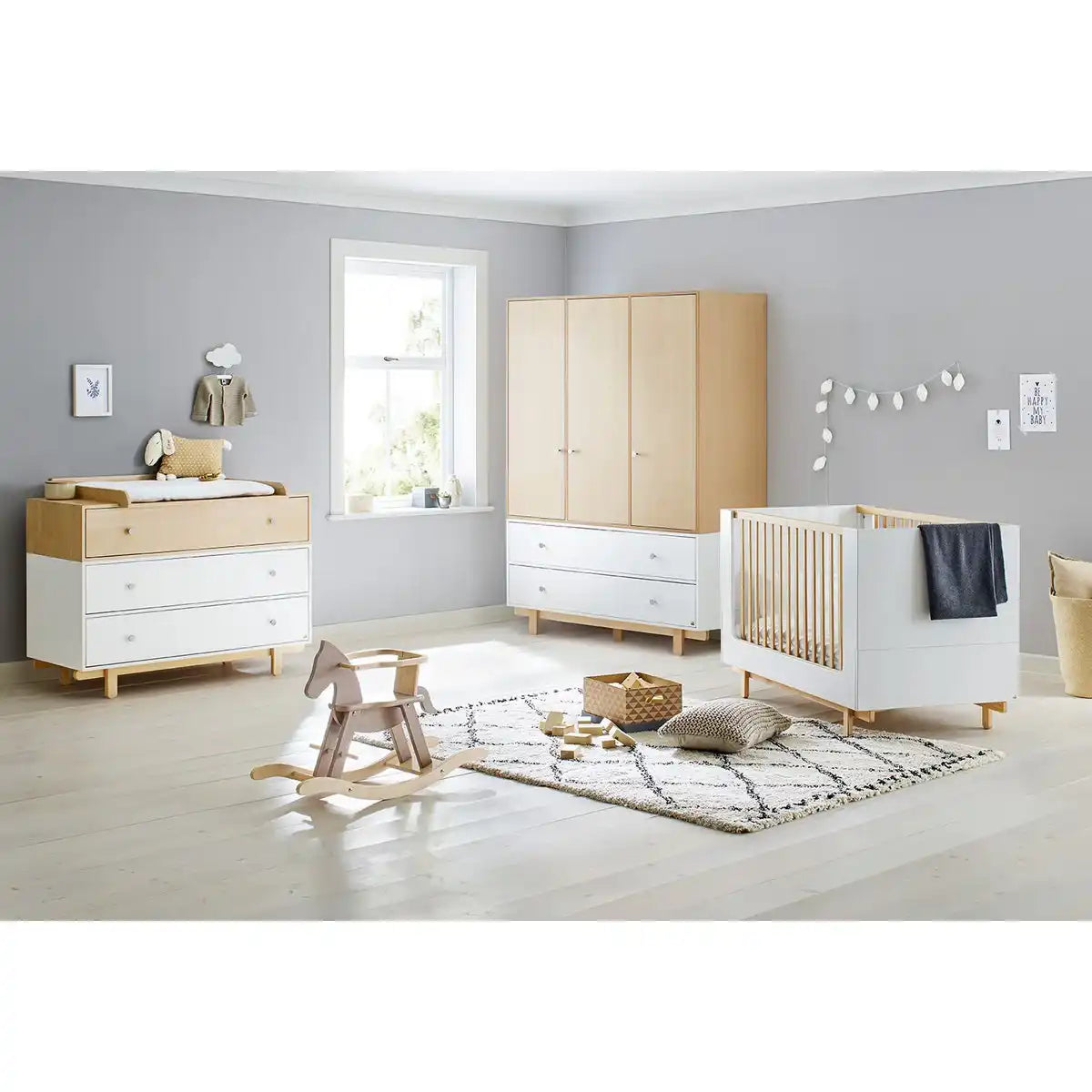 Kinderzimmer 'Boks' breit groß mit 3 Türen
3-teilig: Kinderbett, breite Wickelkommode, großer Kleiderschrank mit 3 Türen - HomeDesign Knaus