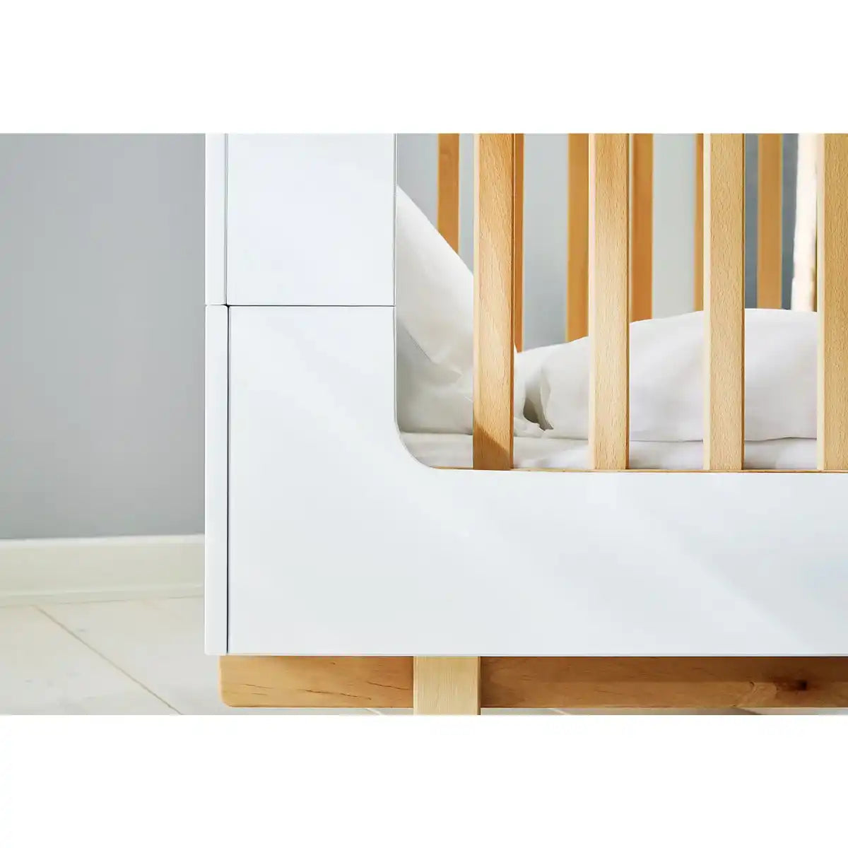 Kinderzimmer 'Boks' extra breit groß mit 3 Türen
3-teilig: Kinderbett, extra breite Wickelkommode, großer Kleiderschrank mit 3 Türen - HomeDesign Knaus