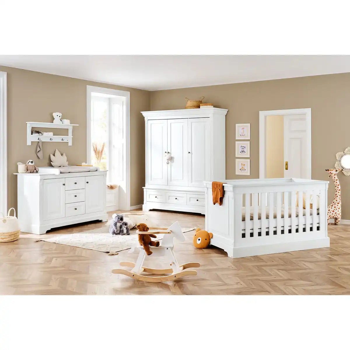 Kinderzimmer 'Emilia' extra breit groß, inkl. Wandregal
4-teilig: Kinderbett, extra breite Wickelkommode, großer Kleiderschrank, Wandregal - HomeDesign Knaus