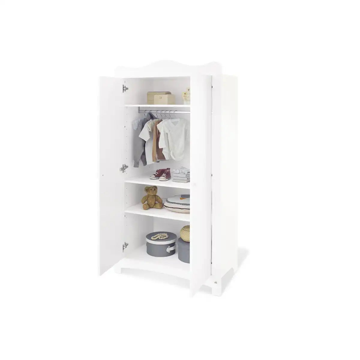 Kinderzimmer 'Florentina' extrabreit, inkl. extra breites Regal
4-teilig: Kinderbett, extra breite Wickelkommode inkl. Extra breites Regal, 2-türiger Kleiderschrank - HomeDesign Knaus