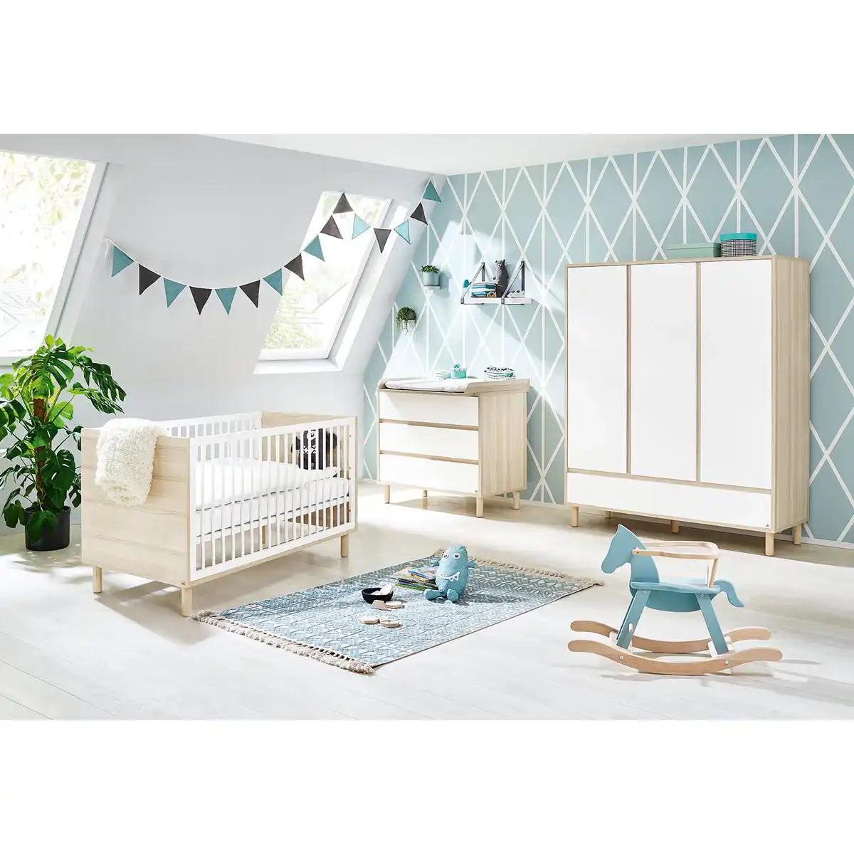 Kinderzimmer 'Flow' breit groß
3-teilig: Kinderbett, breite Wickelkommode, großer Kleiderschrank - HomeDesign Knaus