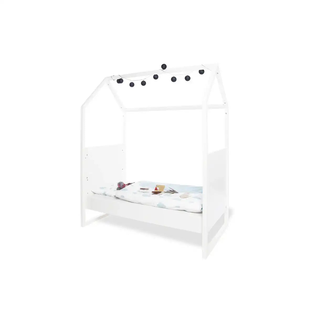 Kinderzimmer 'Hilda & Riva' breit, weiß, inkl. Wandregal
4-teilig: Hausbett, breite Wickelkommode, 2-türiger Kleiderschrank, Wandregal - HomeDesign Knaus