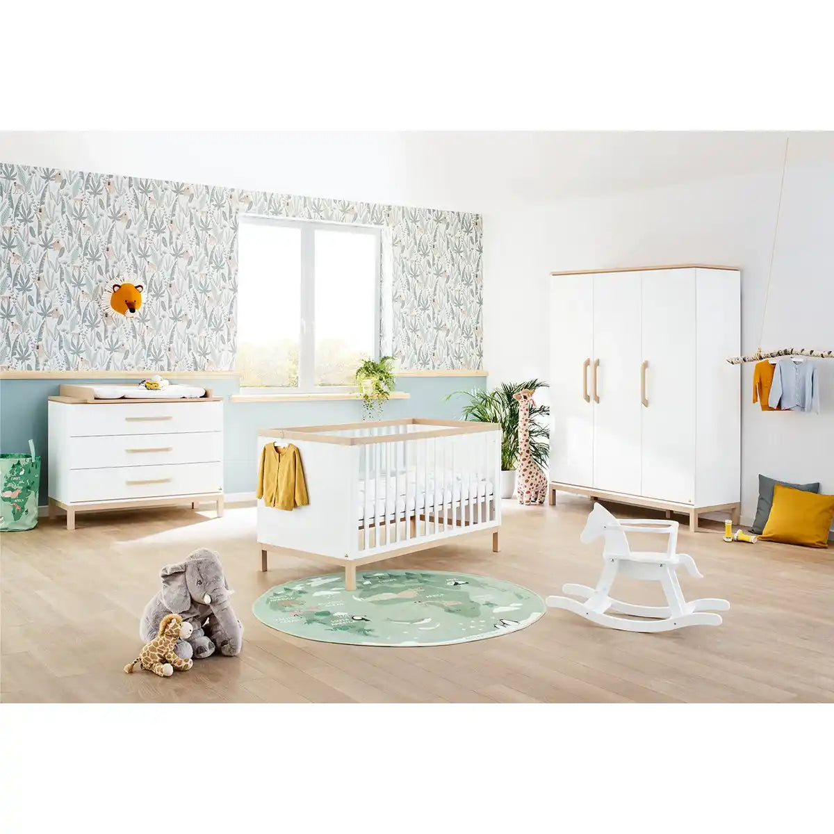 Kinderzimmer 'Light' breit groß
3-teilig: Kinderbett, breite Wickelkommode, großer Kleiderschrank - HomeDesign Knaus