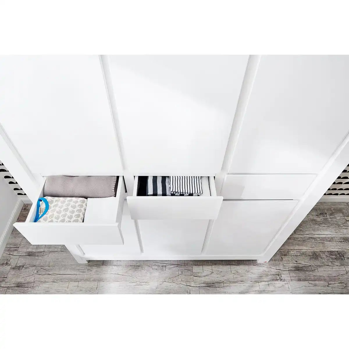 Kinderzimmer 'Milk' extra breit groß
3-teilig: Kinderbett, extra breite Wickelkommode, großer Kleiderschrank - HomeDesign Knaus