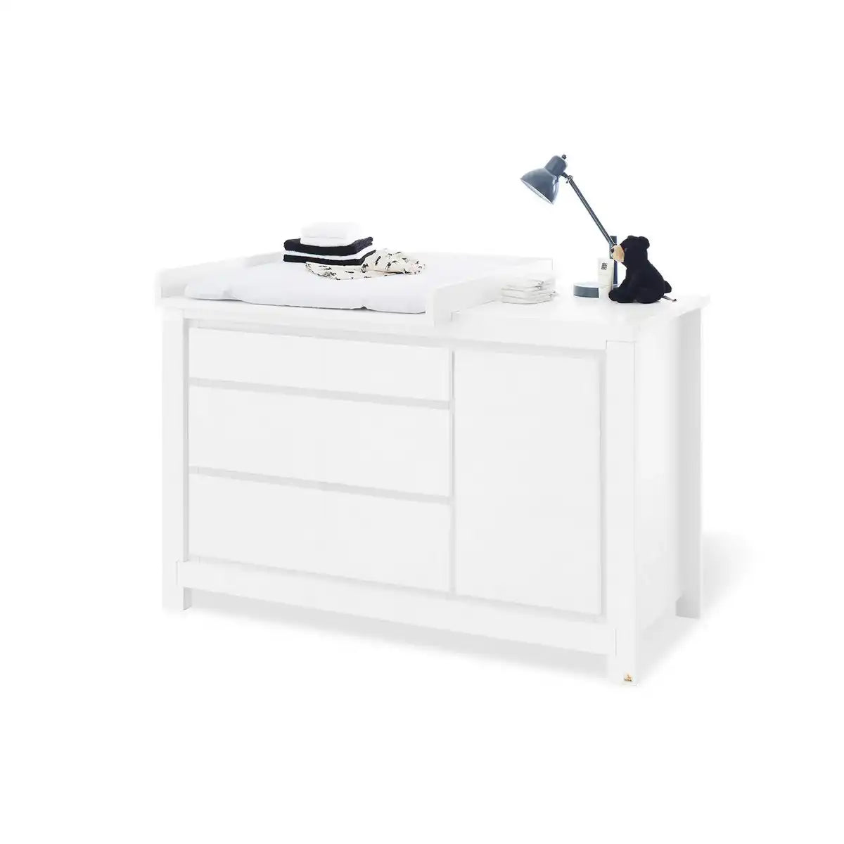 Kinderzimmer 'Milk' extra breit groß, inkl. Wandregal
4-teilig: Kinderbett, extra breite Wickelkommode, großer Kleiderschrank, Wandregal - HomeDesign Knaus