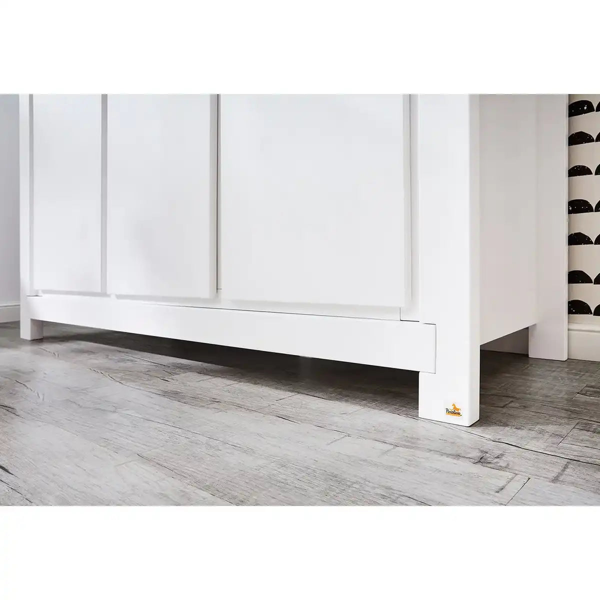 Kinderzimmer 'Milk' extra breit groß, inkl. Wandregal
4-teilig: Kinderbett, extra breite Wickelkommode, großer Kleiderschrank, Wandregal - HomeDesign Knaus