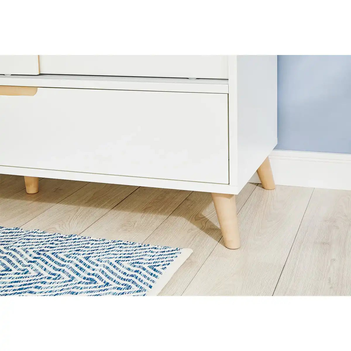Kinderzimmer 'Move' breit groß
3-teilig: Kinderbett, breite Wickelkommode, großer Kleiderschrank - HomeDesign Knaus