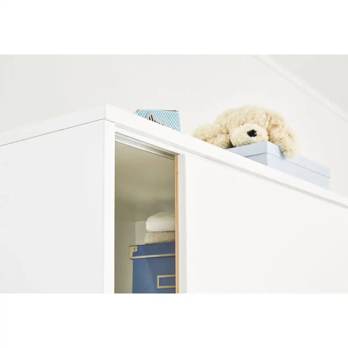 Kinderzimmer 'Move' breit groß
3-teilig: Kinderbett, breite Wickelkommode, großer Kleiderschrank - HomeDesign Knaus