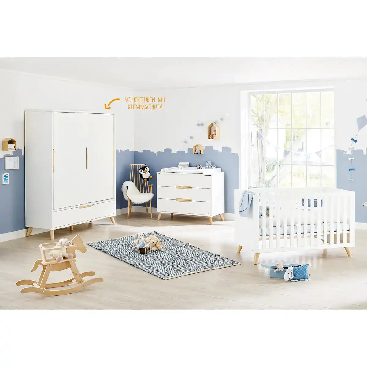 Kinderzimmer 'Move' breit groß
3-teilig: Kinderbett, breite Wickelkommode, großer Kleiderschrank - HomeDesign Knaus