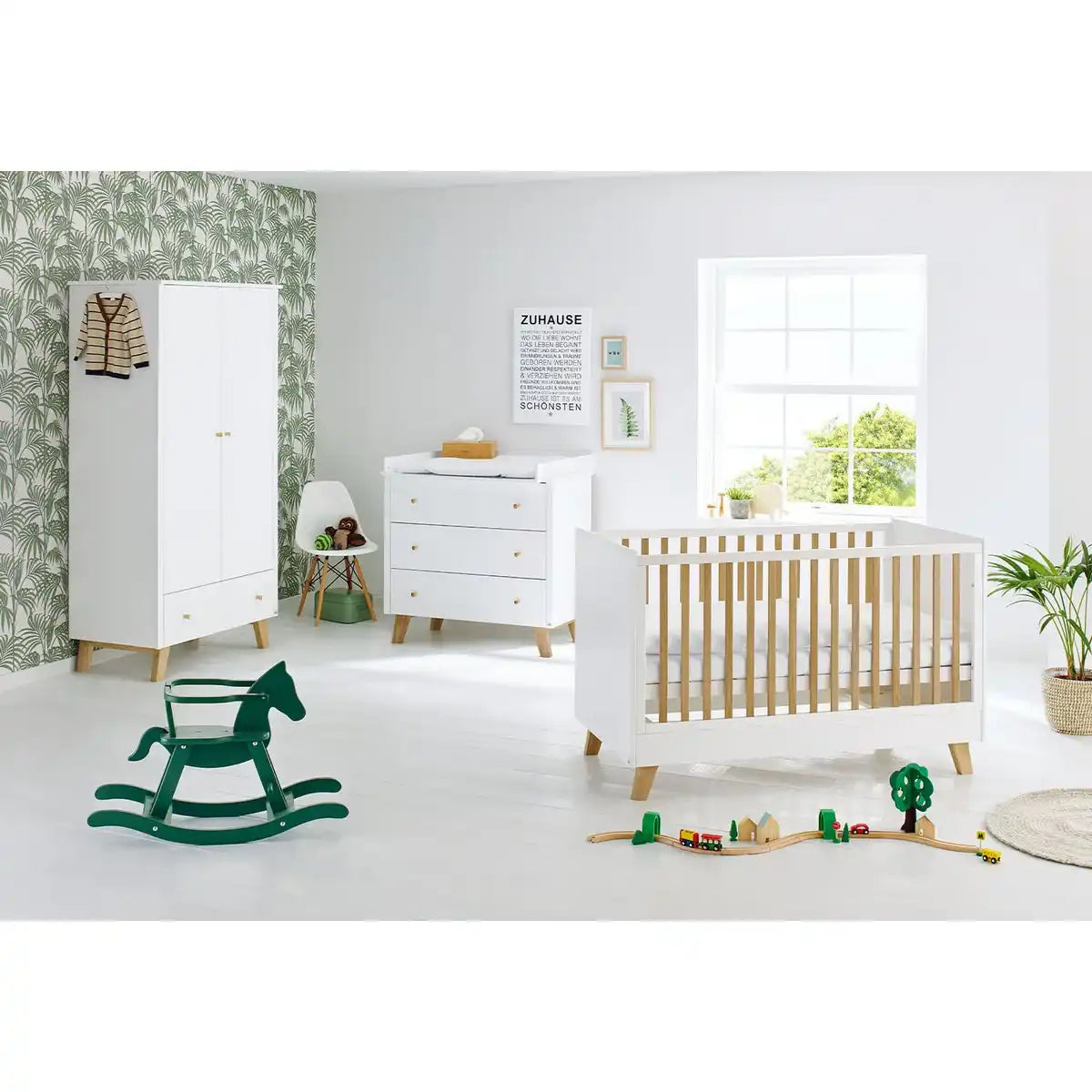 Kinderzimmer 'Pan' breit
3-teilig: Kinderbett, breite Wickelkommode, 2-türiger Kleiderschrank - HomeDesign Knaus