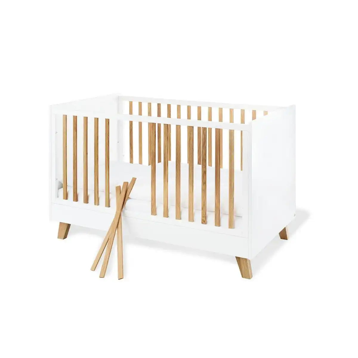 Kinderzimmer 'Pfanne' breit groß, inkl. Wandregal
4-teilig: Kinderbett, breite Wickelkommode, großer Kleiderschrank, Wandregal - HomeDesign Knaus