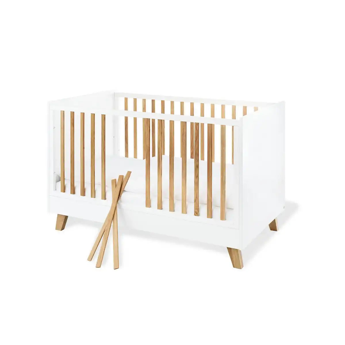 Kinderzimmer 'Pfanne' breit, inkl. Wandregal
4-teilig: Kinderbett, breite Wickelkommode, 2-türiger Kleiderschrank, Wandregal - HomeDesign Knaus