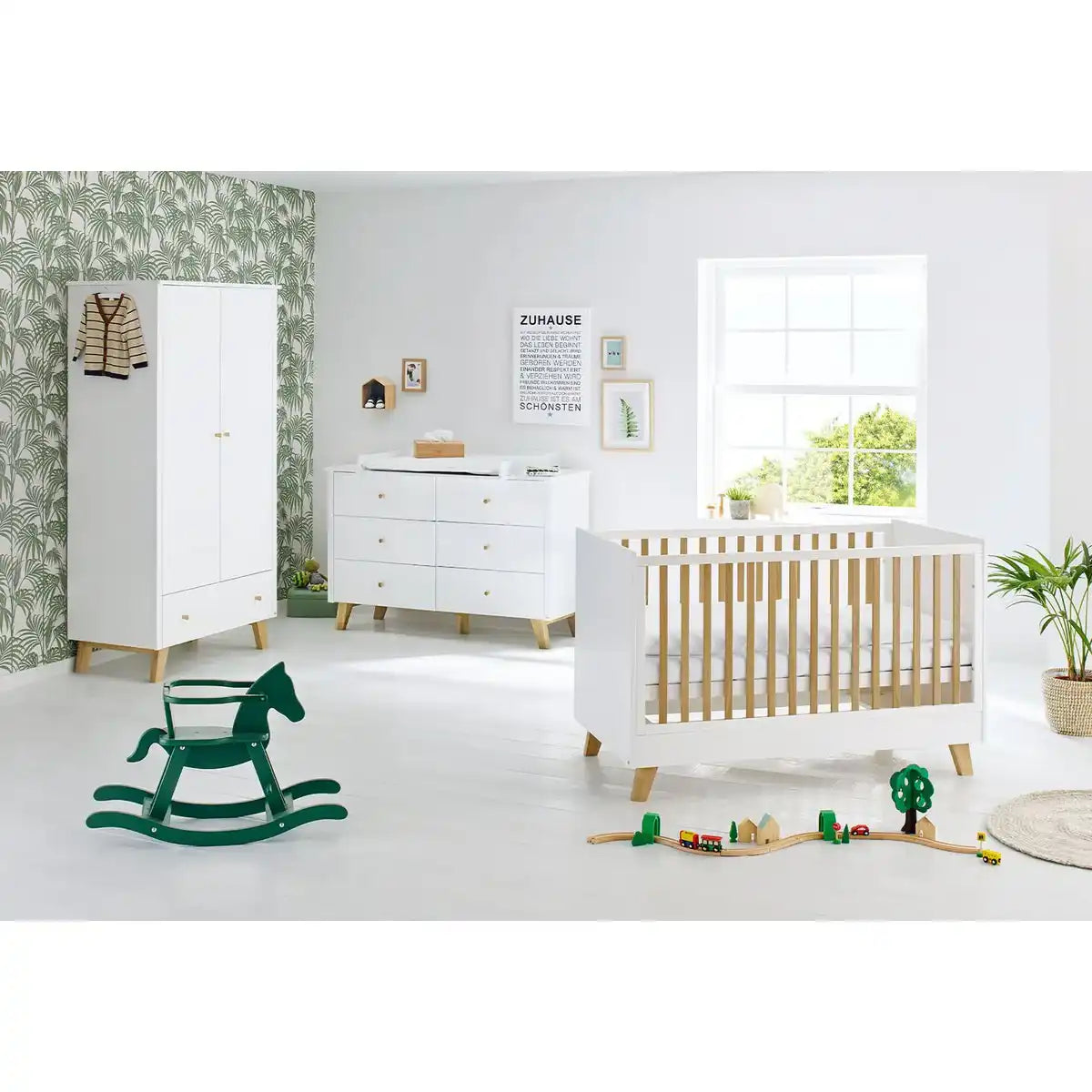 Kinderzimmer 'Pfanne' extra breit
3-teilig: Kinderbett, extra breite Wickelkommode, 2-türiger Kleiderschrank - HomeDesign Knaus