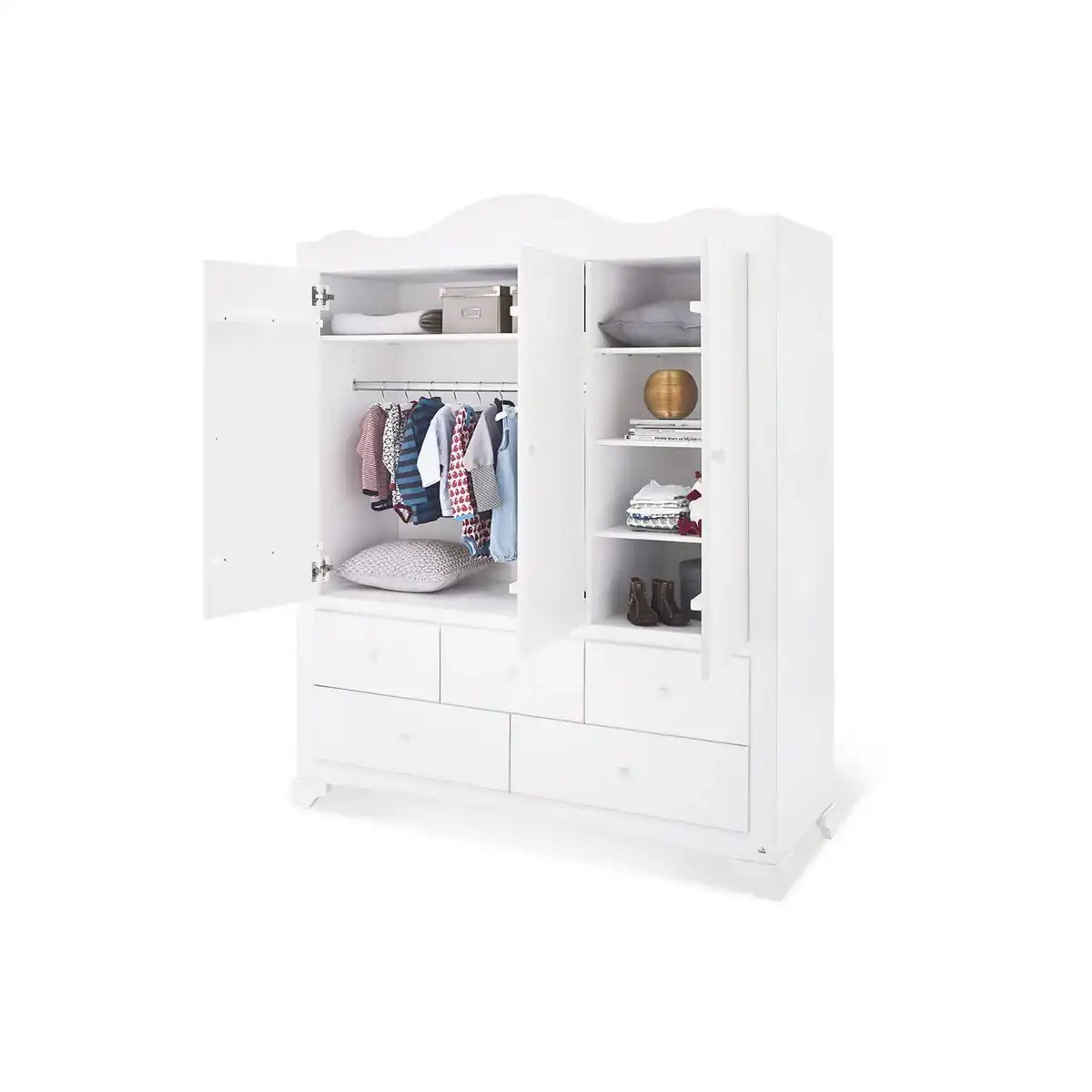 Kinderzimmer 'Pino' extra breit groß mit 3 Türen
3-teilig: Kinderbett, extra breite Wickelkommode, großer Kleiderschrank mit 3 Türen - HomeDesign Knaus