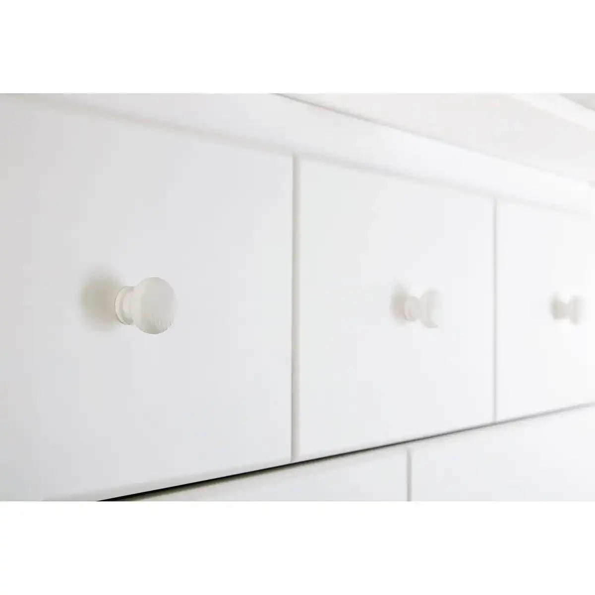 Kinderzimmer 'Pino' extra breit groß mit 3 Türen
3-teilig: Kinderbett, extra breite Wickelkommode, großer Kleiderschrank mit 3 Türen - HomeDesign Knaus