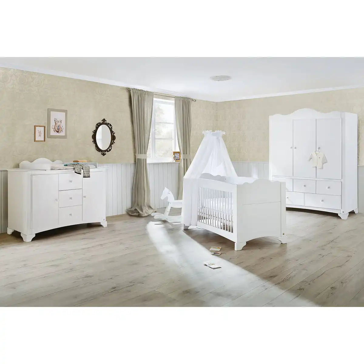 Kinderzimmer 'Pino' extra breit groß mit 3 Türen
3-teilig: Kinderbett, extra breite Wickelkommode, großer Kleiderschrank mit 3 Türen - HomeDesign Knaus