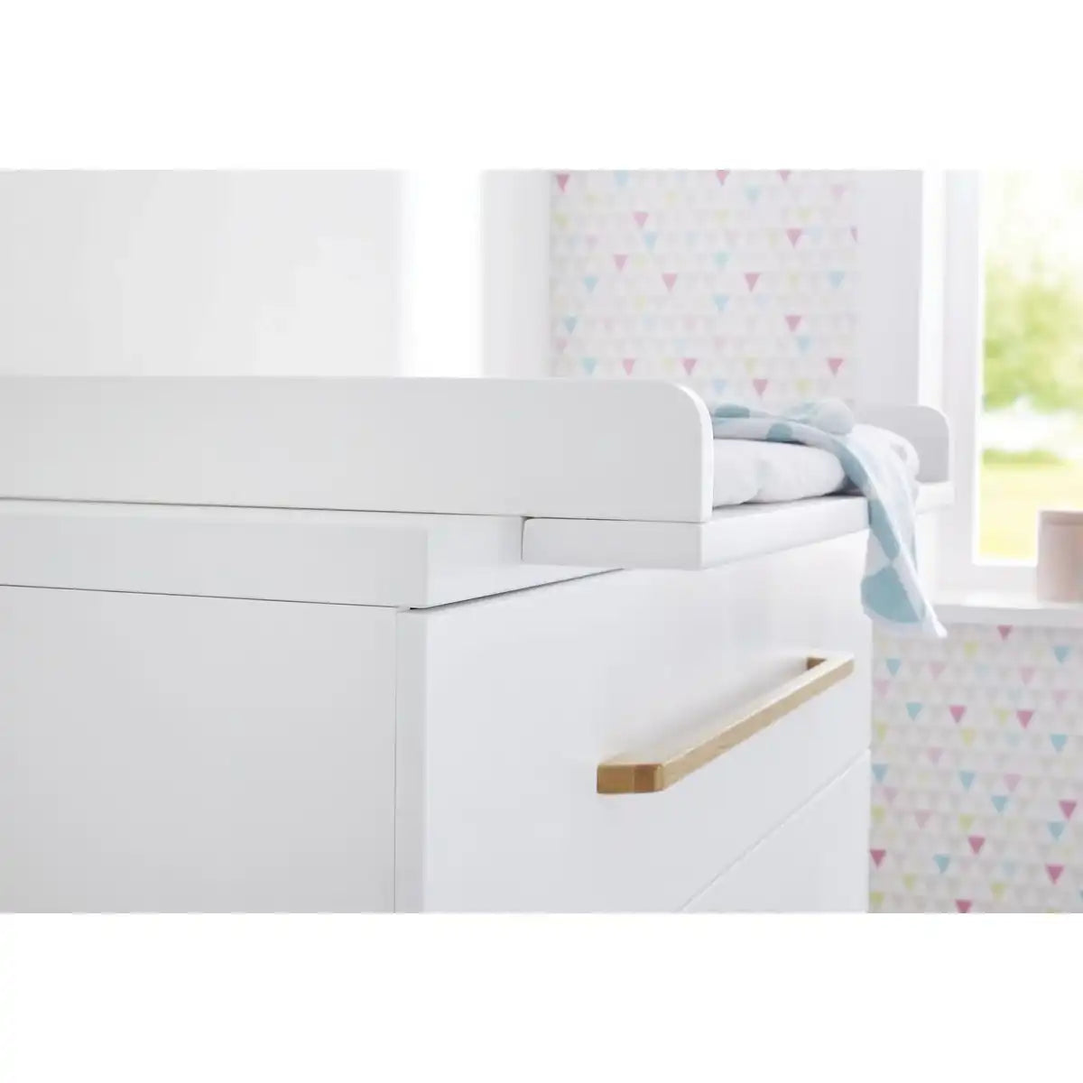 Kinderzimmer 'Riva' breit groß, inkl. Wandregal
4-teilig: Kinderbett, breite Wickelkommode, großer Kleiderschrank, Wandregal - HomeDesign Knaus