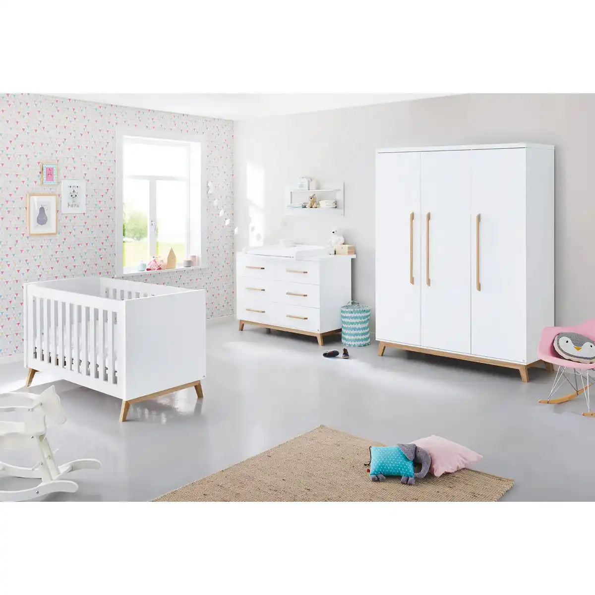 Kinderzimmer 'Riva' extra breit groß
3-teilig: Kinderbett, extra breite Wickelkommode, großer Kleiderschrank - HomeDesign Knaus