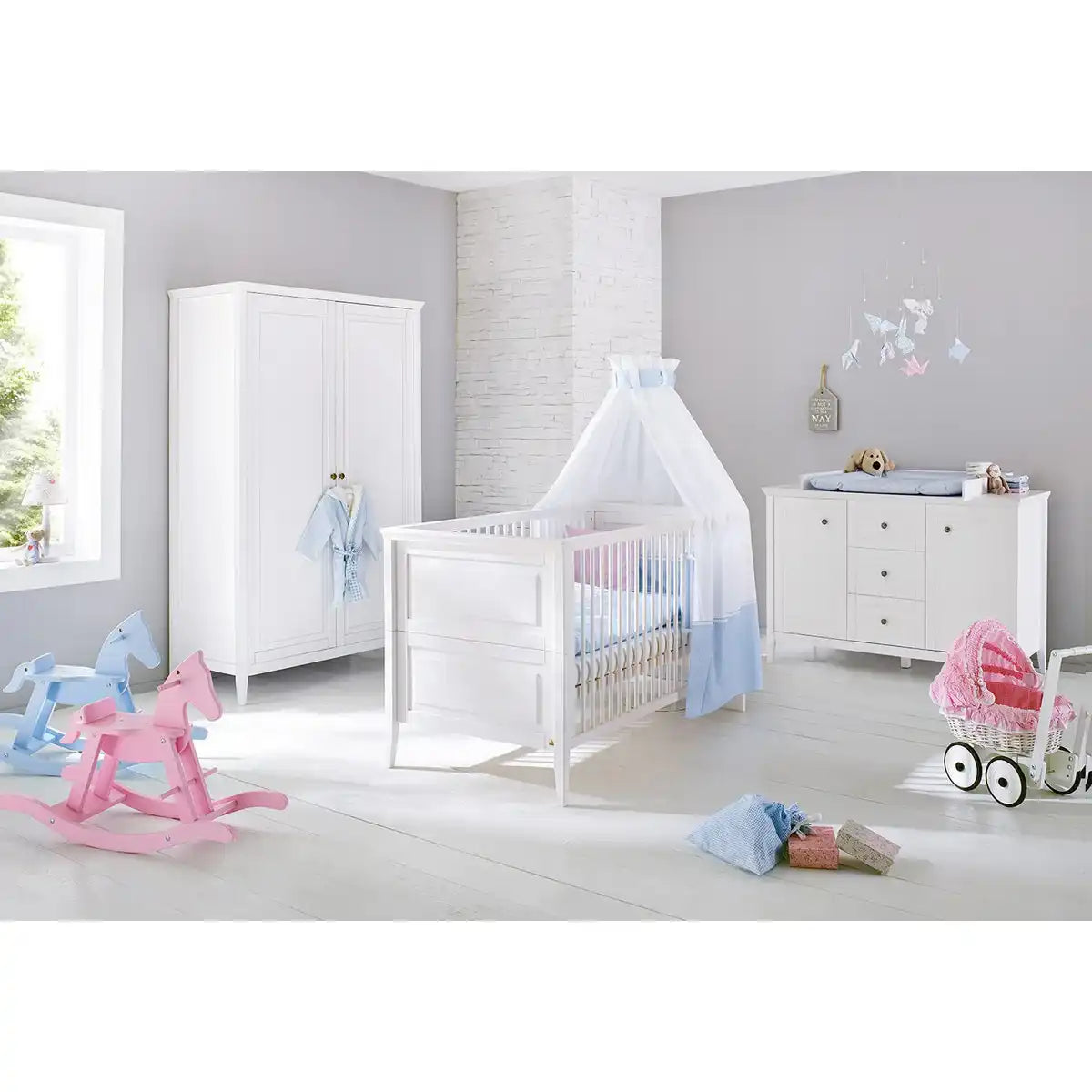 Kinderzimmer 'Smilla' extrabreit3-teilig: Kinderbett, extrabreite Wickelkommode, 2-türiger Kleiderschrank - HomeDesign Knaus