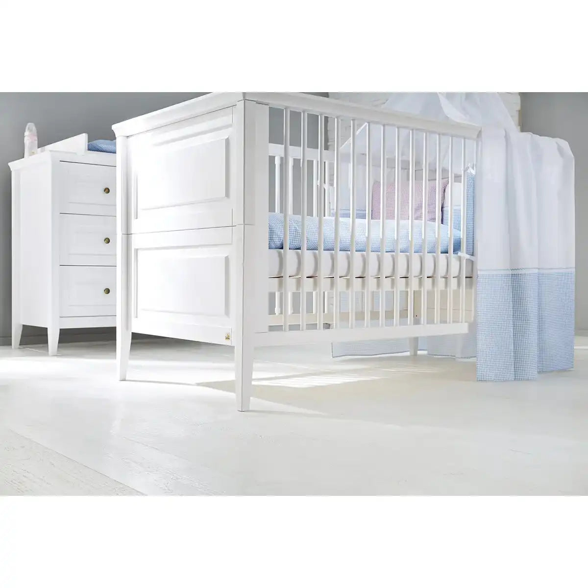 Kinderzimmer 'Smilla' extrabreit3-teilig: Kinderbett, extrabreite Wickelkommode, 2-türiger Kleiderschrank - HomeDesign Knaus
