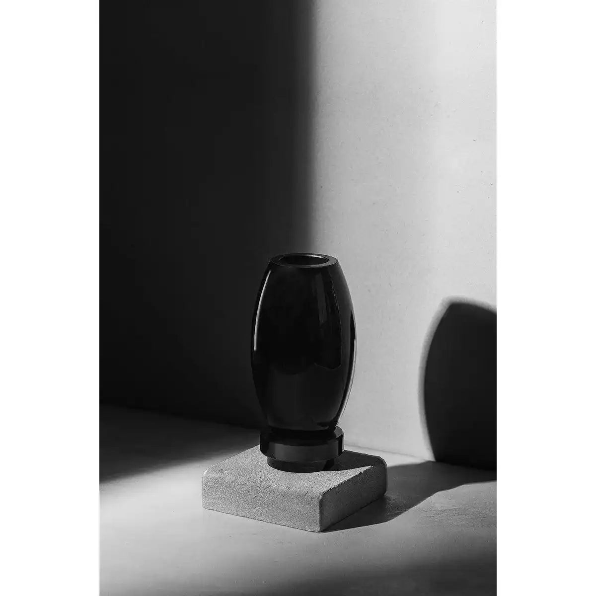 Kleine moderne Vase, innovatives Design, Rückseite aus hochwertigem Glas. RUD15ZW - HomeDesign Knaus