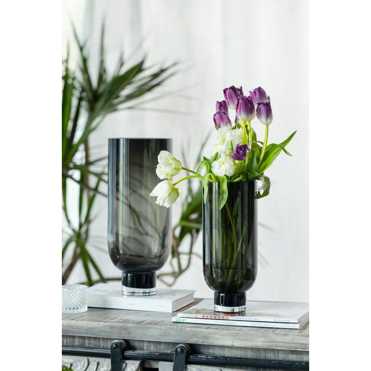Schlichte moderne Glasvase, zylindrische Form auf elegantem Sockel, dunkelgrau, OMAHA14GR - HomeDesign Knaus