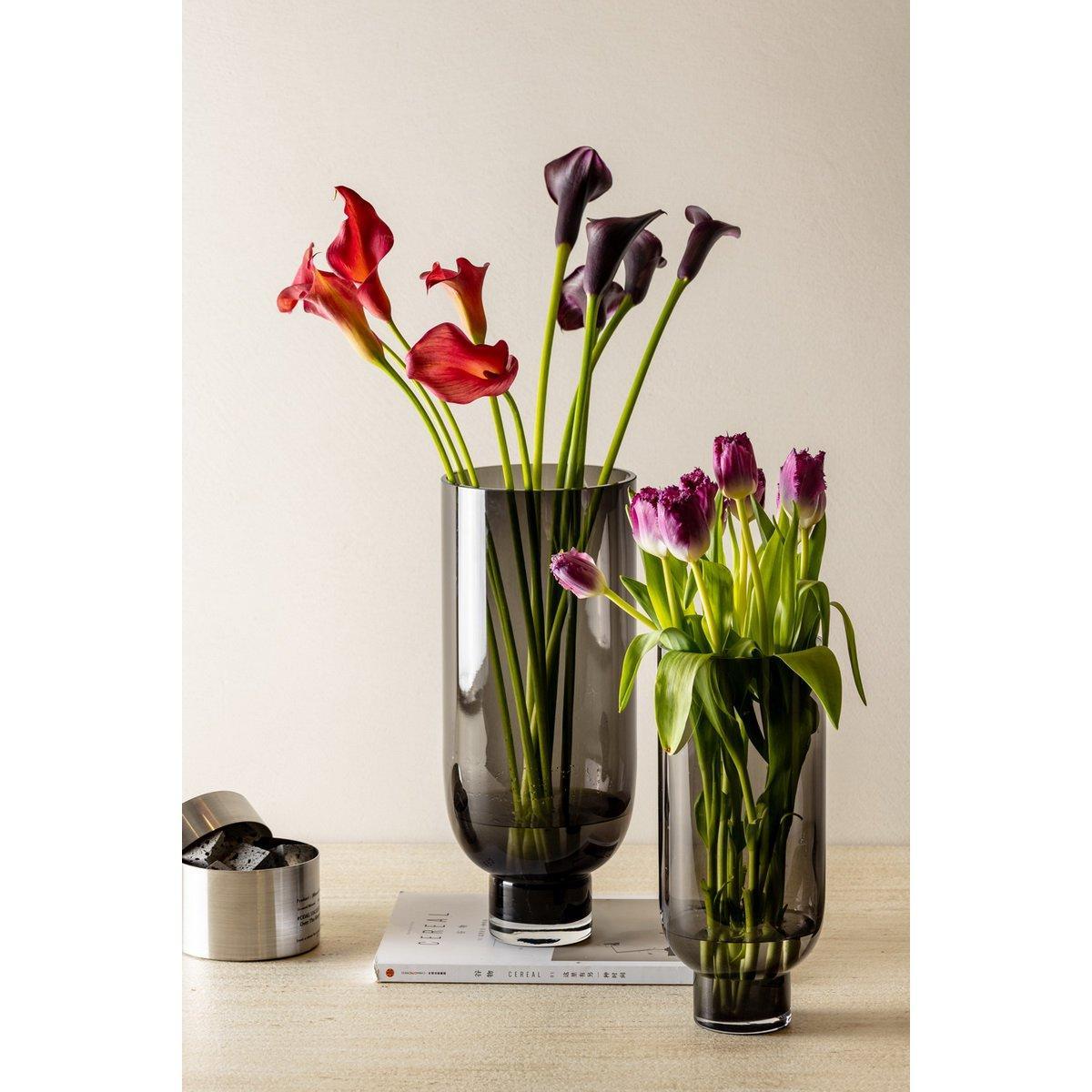 Schlichte moderne Glasvase, zylindrische Form auf elegantem Sockel, dunkelgrau, OMAHA14GR - HomeDesign Knaus